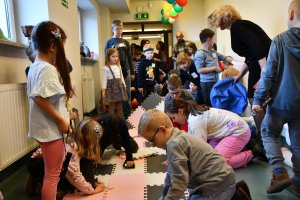 Na zdjęciu dzieci biorące udział w&nbsp;Nocy Bibliotek