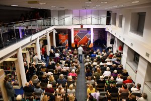 Na zdjęciu dorośli biorące udział w&nbsp;Nocy Bibliotek