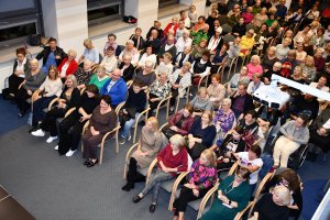 Na zdjęciu dorośli biorące udział w&nbsp;Nocy Bibliotek