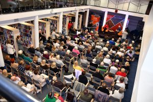 Na zdjęciu dorośli biorące udział w&nbsp;Nocy Bibliotek