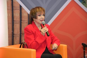 Na zdjęciu dorośli biorące udział w&nbsp;Nocy Bibliotek