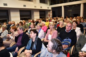 Na zdjęciu dorośli biorące udział w&nbsp;Nocy Bibliotek