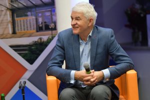 Na zdjęciu dorośli biorące udział w&nbsp;Nocy Bibliotek