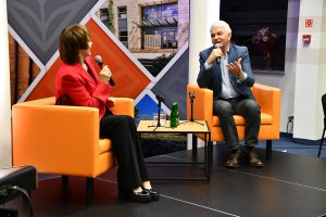 Na zdjęciu dorośli biorące udział w&nbsp;Nocy Bibliotek