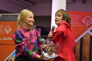 Na zdjęciu dorośli biorące udział w&nbsp;Nocy Bibliotek