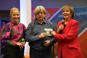 Na zdjęciu dorośli biorące udział w&nbsp;Nocy Bibliotek