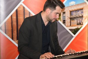 Na zdjęciu dorośli biorące udział w&nbsp;Nocy Bibliotek