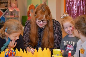 Na zdjęciu dzieci w&nbsp;czasie urodzin