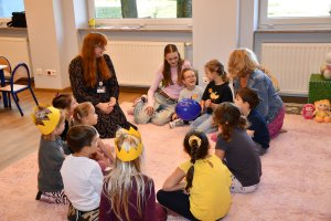 Na zdjęciu dzieci w&nbsp;czasie urodzin