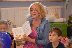 Na zdjęciu dzieci w&nbsp;czasie urodzin