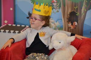 Na zdjęciu dzieci w&nbsp;czasie urodzin