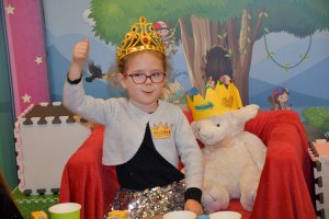 Na zdjęciu dzieci w&nbsp;czasie urodzin