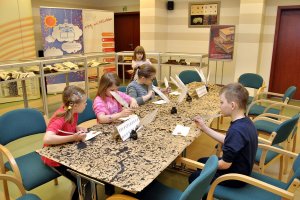 Warsztaty papiernicze dla dzieci ze szkół podstawowych (15.05.2019)