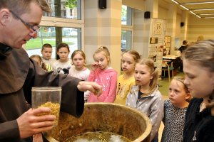 Warsztaty papiernicze dla dzieci ze szkół podstawowych (15.05.2019)