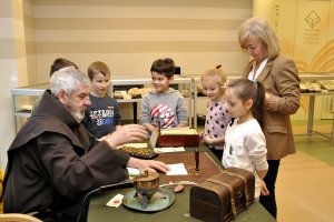 Warsztaty papiernicze dla dzieci ze szkół podstawowych (15.05.2019)