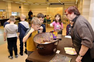 Warsztaty papiernicze dla dzieci ze szkół podstawowych (15.05.2019)