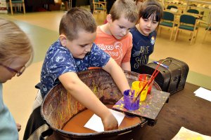 Warsztaty papiernicze dla dzieci ze szkół podstawowych (15.05.2019)