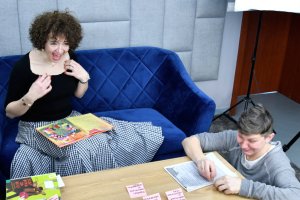 Aktorzy Beata Przeniczna i Dawid Żłobiński.