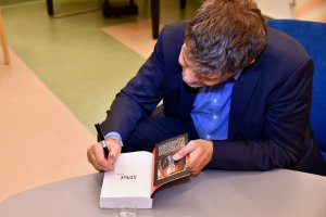 Igor Brejdygant podpisuje książkę