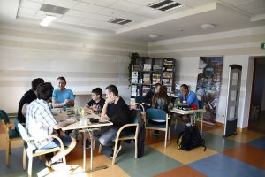 Uczestnicy grający w&nbsp;gry planszowe