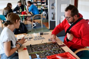 Uczestnicy grający w&nbsp;gry planszowe