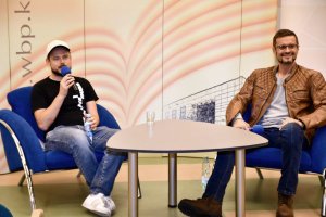 Michał Gołkowski wraz z&nbsp;prowadzacy Wojciechem Szotem