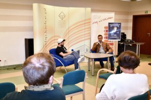 Michał Gołkowski wraz z&nbsp;prowadzacy Wojciechem Szotem