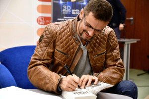 Michał Gołkowski wraz z&nbsp;prowadzacy Wojciechem Szotem