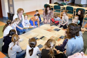 Prowadząca zajęcia Halina Sorys wraz z dziećmi