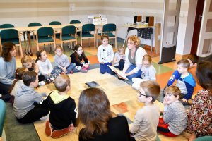 Prowadząca zajęcia Halina Sorys wraz z dziećmi