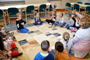 Prowadząca zajęcia Halina Sorys wraz z dziećmi