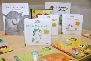 Prowadząca zajęcia Halina Sorys wraz z dziećmi