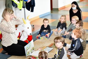 Prowadzaca zajęcia Anna Wójcik z dziećmi.