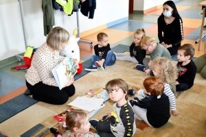 Prowadzaca zajęcia Anna Wójcik z dziećmi.