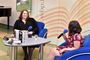 Anna Kańtoch wraz z&nbsp;prowadzącą spotkanie.