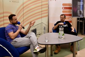 Na zdjęciu Sławomir Nieściur wraz z&nbsp;prowadzącym