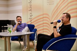 Na zdjęciu Sławomir Nieściur wraz z&nbsp;prowadzącym