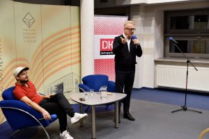 Na zdjęciu Mariusz Szczygieł i&nbsp;prowadzący spotkanie
