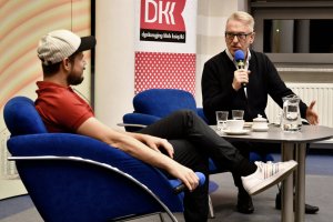 Na zdjęciu Mariusz Szczygieł i&nbsp;prowadzący spotkanie