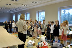 Na zdjęciu dzieci w czasie uroczystości
