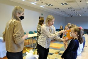 Na zdjęciu dzieci w czasie uroczystości