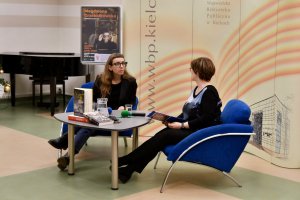 Na zdjęciu Magdalena Grzebałkowska z&nbsp;prowadzacą spotkanie