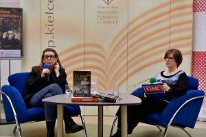 Na zdjęciu MaNa zdjęciu Magdalena Grzebałkowskagdalena Grzebałkowska z&nbsp;prowadzacą spotkanie