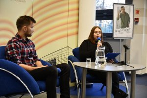 Na zdjęciu Jakub Małecki z&nbsp;prowadzącą spotkanie.