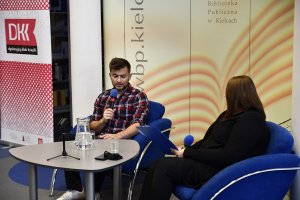 Na zdjęciu Jakub Małecki z&nbsp;prowadzącą spotkanie.