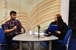 Na zdjęciu Jakub Małecki z&nbsp;prowadzącą spotkanie.