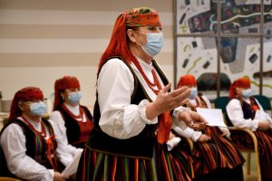 Na zdjęciu babcie, dziadkowi i dzieci