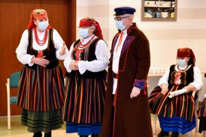 Na zdjęciu babcie, dziadkowi i dzieci