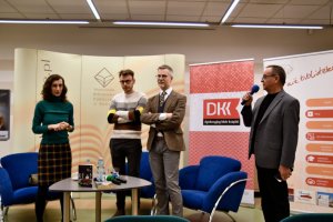 Na zdjęciu dyrektor biblioteki Andrzej Dąbrowski wita gości