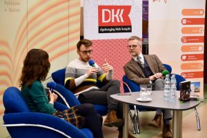 Jack Dehnel i Piotr Tarczyński z prowadzącą spotkanie